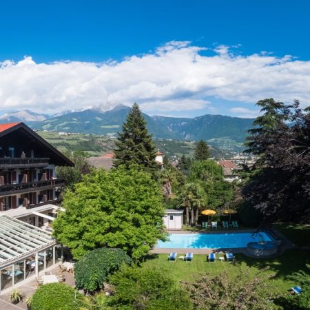 Alpenpanorma und Blick auf das Hotel Tirolerhof
