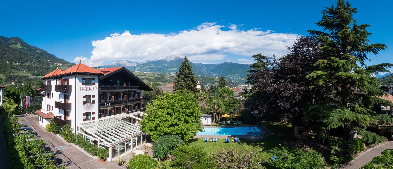 Alpenpanorma und Blick auf das Hotel Tirolerhof